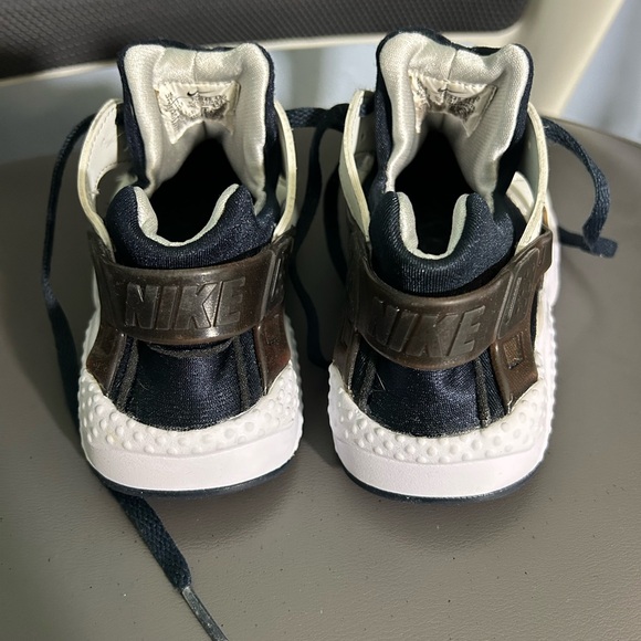 Nike Huarache - Picture 2 of 7